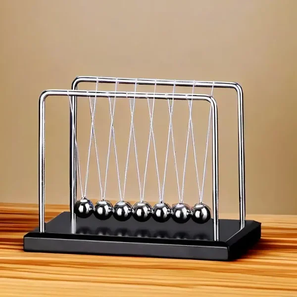 Newton Pendel auf Holzoberfläche, wissenschaftliche Dekoration, physikalisches Experiment, Metallkugeln, elegante Präsentation, ideal für Büro oder Lernraum.