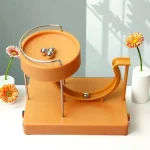 Wissenschaftsspielzeug mit Kugeln und Kurvenbahn, ideal für Dekoration und Lernspiele, in orange und silberfarben, auf weißem Hintergrund mit Blumen.