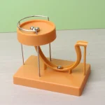 Kleines wissenschaftliches Wasserrad aus Kunststoff mit Metallachsen, ideal für Bildungszwecke und Experimente im Physikunterricht.