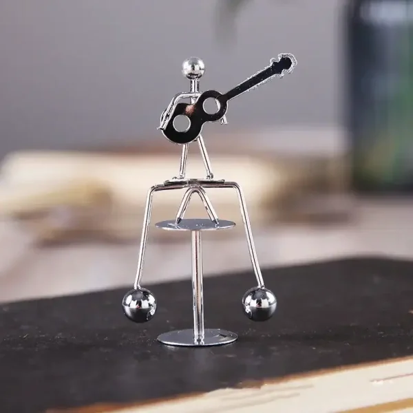 Metallfigur eines kleinen Musikers mit Gitarre, dekoratives wissenschaftliches Kunstobjekt.