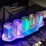 Moderne Nixie-Röhren Uhr mit farbwechselnden LEDs, die die Ziffern 1 bis 5 anzeigen, auf einer beleuchteten Basis.