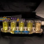 Elektronisches Zahlen-Display mit Flüssigkeitsfüllung, das die Ziffern 2, 0, 2, 6, 1 zeigt, ideal für wissenschaftliche Dekorationen und Gadgets.