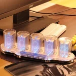 Moderne wissenschaftliche Gläser mit LED-Beleuchtung, ideal für Dekorationen und wissenschaftliche Präsentationen, auf einem Tisch mit technischen Geräten.