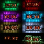 Uhr mit digitaler Zeitanzeige in bunten Neonfarben, ideal für Science-Gadgets und Dekoration.