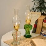Zwei antike Öllampen mit Glas und Metall, ideal für Dekoration und Beleuchtung im Retro-Design.