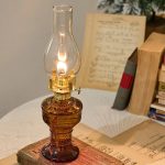 Antike Kerzenlampe mit Glas- und Metallkomponenten, ideal für wissenschaftliche Dekorationen und Vintage-Designs.