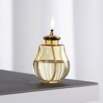 Eleganter wissenschaftlicher Kerzenleuchter aus Glas und Metall, inspiriert von chemischen Apparaten, ideal für Dekoration und Sammler.