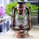 Vintage Petroleumlampe aus Kupfer mit Glasglas, ideal für Dekoration und Sammlerzwecke, nostalgisches Design, funktional und stilvoll.