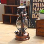 Antike Kerzenlaterne aus Metall und Glas, ideal für Dekorationen im Retro-Design, perfekt für gemütliche Abende und stimmungsvolle Beleuchtung.