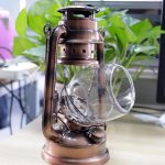 Antike Kerzenlaterne aus Metall mit klarem Glasbehälter, ideal für Dekorationen im Vintage-Design, perfekt für gemütliche Abende und stimmungsvolle Beleuchtung.