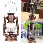 Antike Laterne im Vintage-Design, ideal als Dekoration oder Lichtquelle, mit Metallrahmen und Glasbehälter, perfekt für rustikale oder nostalgische Raumgestaltung.