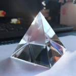 Eleganter, sternförmiger Kristall-Dekorationsartikel aus Glas, ideal für wissenschaftliche Sammlungen und moderne Dekorationen, mit reflektierenden Oberflächen.