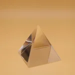 Metallpyramide als wissenschaftliches Dekorationsstück, ideal für Sammler und Wissenschaftsliebhaber.