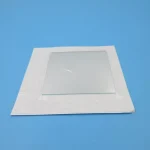 Flacher, quadratischer Spiegel auf weißem Rahmen vor blauem Hintergrund, ideal für wissenschaftliche Dekorationen oder Gadgets.