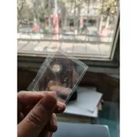 Transparentes Glasobjekt mit integrierter Uhr und Münze, ideal für wissenschaftliche Dekorationen und Experimente.