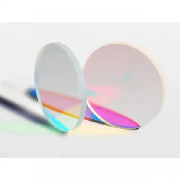 Zwei bunte, reflektierende Glasobjekte in einer modernen wissenschaftlichen Dekoration, ideal für Sammler und Wissenschaftsliebhaber.