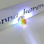 Leuchtender BlumenanhĂ€nger mit Namensgravur "Anna Karen" auf weiĂer OberflĂ€che, ideal fĂŒr Dekoration und personalisierte Geschenke.