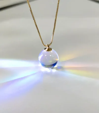 Elegante Halskette mit einem funkelnden Kristallanhänger, ideal für Schmuckliebhaber und Wissenschaftsbegeisterte. Perfekt als Geschenk oder zum persönlichen Stil.