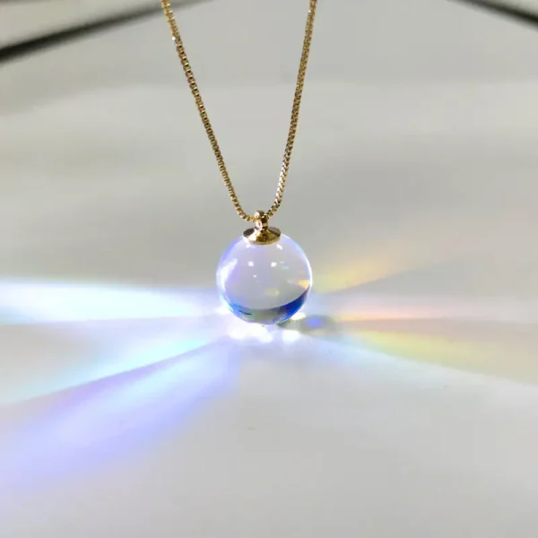 Elegante Halskette mit einem funkelnden Kristallanhänger, ideal für Schmuckliebhaber und Wissenschaftsbegeisterte. Perfekt als Geschenk oder zum persönlichen Stil.
