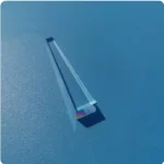 Elegantes wissenschaftliches Glasobjekt auf blauer Oberfläche, ideal für Dekoration und wissenschaftliche Präsentationen.