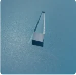 Kleines wissenschaftliches Objekt auf blauer Oberfläche, detailreich und präzise, ideal für wissenschaftliche Dekorationen oder Lehrzwecke.