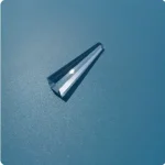 Klarer, prismatischer Glaswürfel auf blauer Oberfläche, ideal für wissenschaftliche Experimente und Dekoration.