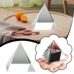 Elegante Pyramiden-Spiegel als moderne Dekoration für den Schreibtisch, reflektieren Licht und schaffen eine stilvolle Atmosphäre.
