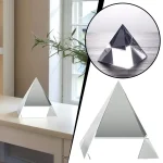 Eleganter, klarer Kristall-Pyramide-Dekorationsgegenstand, ideal für wissenschaftliche oder dekorative Zwecke, mit scharfen Kanten und reflektierenden Flächen.