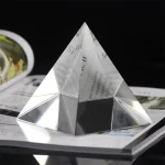 Elegante Pyramide aus Spiegelglas, ideal als wissenschaftliches Dekorationsstück oder Sammlerstück, das durch seine reflektierenden Flächen beeindruckt.