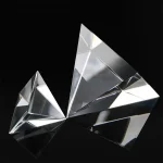 Eleganter Kristall-Objekt aus Glas mit geometrischem Design, ideal als wissenschaftliche Dekoration oder Geschenk, hochwertig verarbeitet und stilvoll präsentiert.