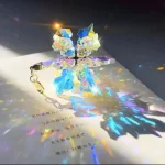 Glitzernder Kristallanhänger in Sternform, der Licht in bunten Reflexen auf Papier projiziert.