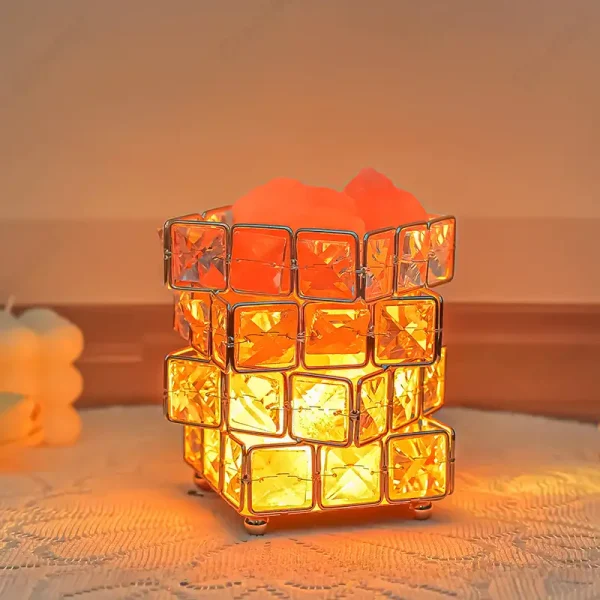 Hochwertige wissenschaftliche Dekoration mit einem Glasmosaik-Design, das in warmem Licht erstrahlt. Perfekt für wissenschaftliche Themen und moderne Raumgestaltung.