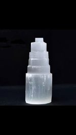 Transparente Eisskulptur in gestufter Zylinderform, ideal für wissenschaftliche Dekorationen und kreative Projekte.