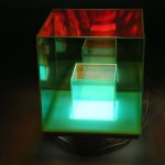 Leuchtende Acrylsäulen in verschiedenen Größen mit Farbwechsel, ideal für Dekorationen und wissenschaftliche Präsentationen.