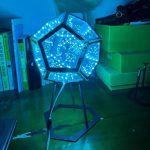 Modernes, leuchtendes geometrisches Lichtobjekt mit blauen LEDs, ideal für Science-Fiction-Dekorationen und wissenschaftliche Themen.