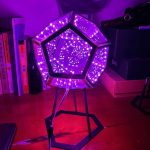 Leuchtendes geometrisches Kunstobjekt mit LED-Lichtern in Sternform, ideal für Dekoration und Wissenschaftsprojekte.