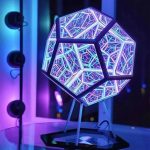 Modernes geometrisches Lichtobjekt mit bunten LED-Lichtern, ideal für Dekoration und Wissenschaftsprojekte.
