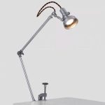 Moderne Stehende Schreibtischlampe mit verstellbarem Arm und Metallkorpus, ideal für wissenschaftliche oder dekorative Zwecke.
