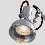 Hochwertiger Industrielichtspot aus Metall mit braunem Kabel, ideal für wissenschaftliche oder dekorative Anwendungen.