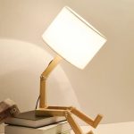 Moderne Stehlampe mit Holzarm und weißem Lampenschirm, ideal für wissenschaftliche oder dekorative Zwecke. Perfekt für ein stilvolles Arbeitszimmer oder Wohnzimmer.