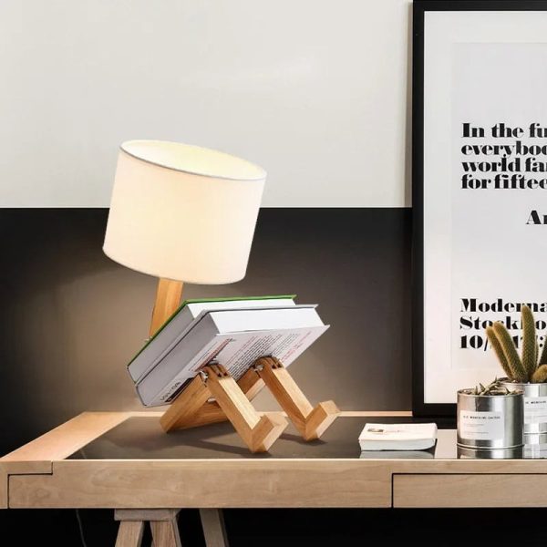 Kreativer Kerzenleuchter mit integrierter Buchstütze und Lampe, modernes Dekorstück für stilvolle Raumgestaltung.