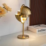 Elegante moderne Tischlampe mit goldener Metalloptik, ideal für stilvolle Raumdekorationen und wissenschaftlich inspiriertes Interieur.