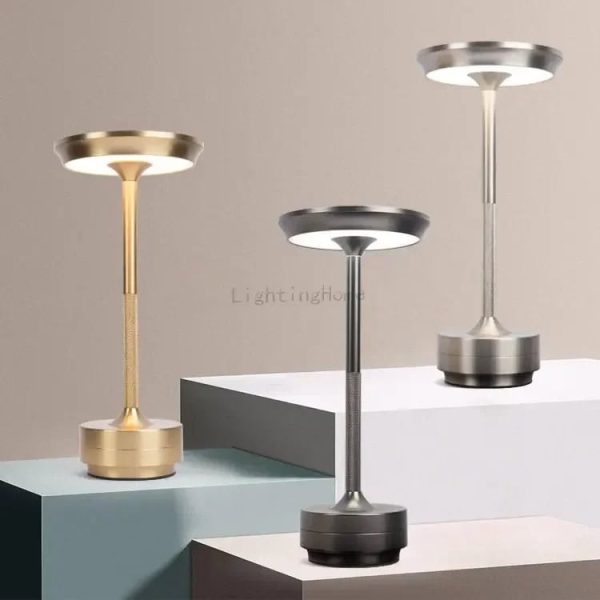 Moderne wissenschaftliche Dekolampen in Gold, Schwarz und Silber, ideal für stilvolle Raumgestaltung und wissenschaftliche Themen.