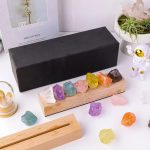 Buntes Mineralien-Set mit verschiedenen Kristallen auf Holzblock, ideal für Dekoration und Wissenschaftsprojekte. Perfekt für Sammler und Dekorationsliebhaber.