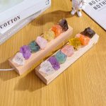Verschiedene bunte Mineralsteine auf Holzplatten, ideal für wissenschaftliche Dekorationen und Lernzwecke.