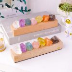 Buntes Kristallstein-Set auf Holzständer, ideal für wissenschaftliche Dekorationen und Sammlerstücke. Perfekt für Wissenschafts- und Dekorationsliebhaber.