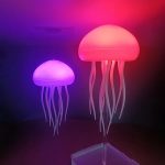 Moderne LED-Quallenlampe mit leuchtenden Tentakeln, ideal für stimmungsvolle Beleuchtung und Dekoration in jedem Raum.