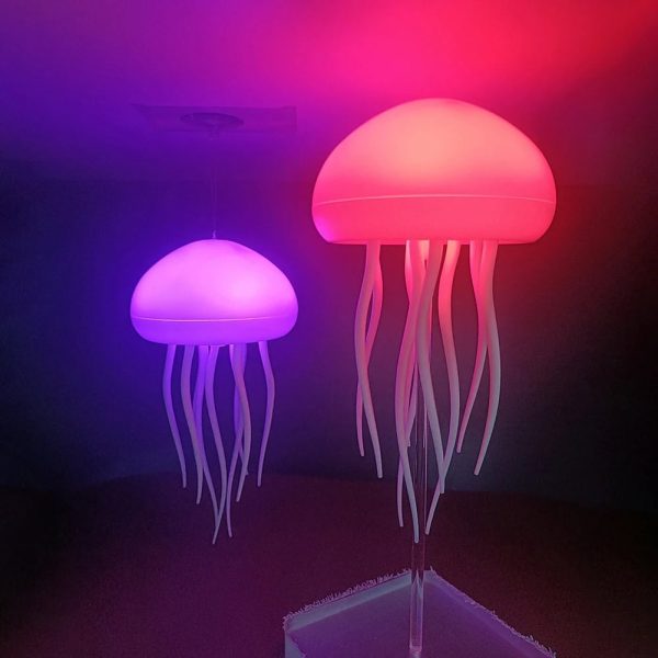 Moderne LED-Quallenlampe mit leuchtenden Tentakeln, ideal für stimmungsvolle Beleuchtung und Dekoration in jedem Raum.