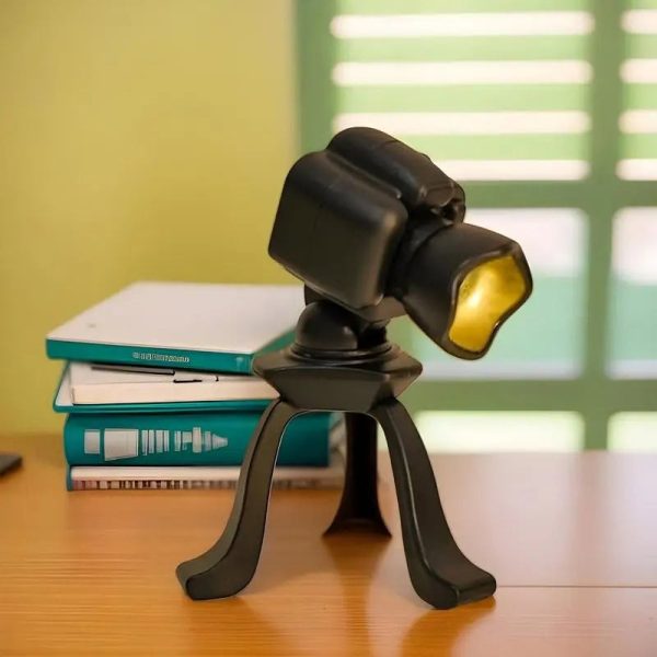 Kompaktes Lichtmikroskop auf einem Tisch, umgeben von Büchern, ideal für wissenschaftliche Studien und Entdeckungen.