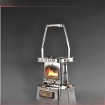 Vintage-Feuerofen mit Metallrahmen und Glastür, ideal für Dekoration und wissenschaftliche Präsentationen.